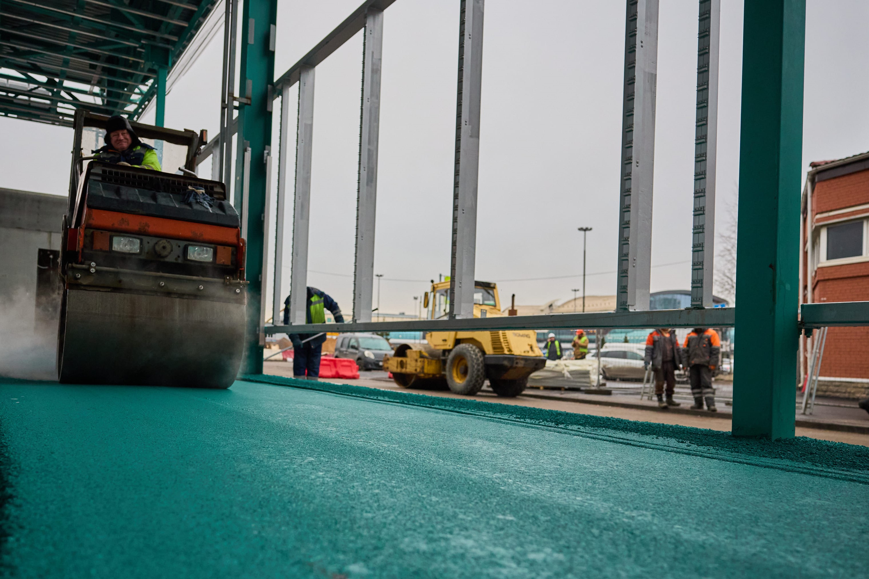 Бирюзовый асфальтобетон уложили на конечной остановке трамвайной линии «Славянка»